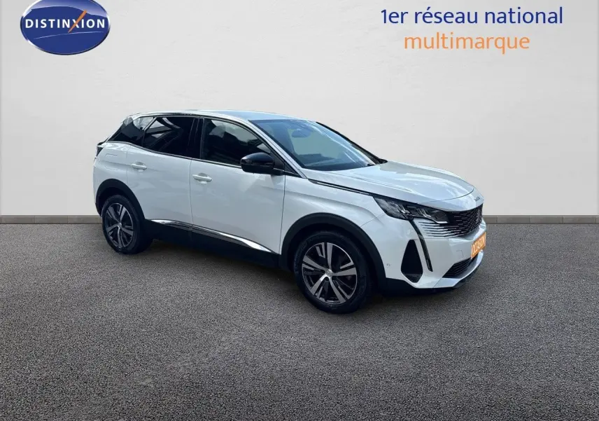 Peugeot 3008 blanc nacré en 3/4 avant droit, avec jantes bi-ton et toit noir contrasté visible.