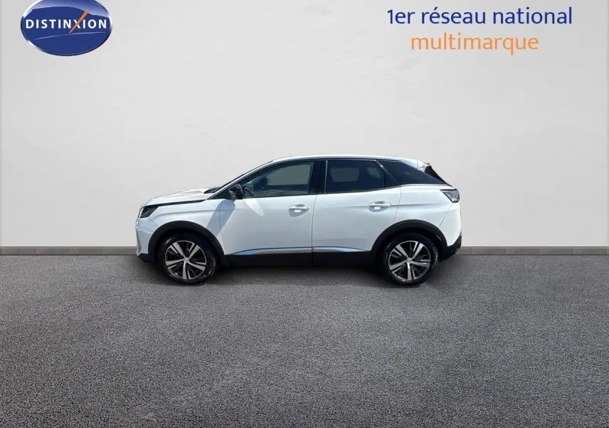 Profil côté gauche d'un Peugeot 3008 blanc nacré 2022 avec attelage, sur fond neutre et sol gris.