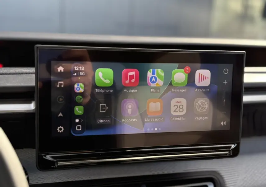 Écran tactile central affichant l’interface Apple CarPlay dans l’habitacle d’une Citroën C3 Aircross 2025.