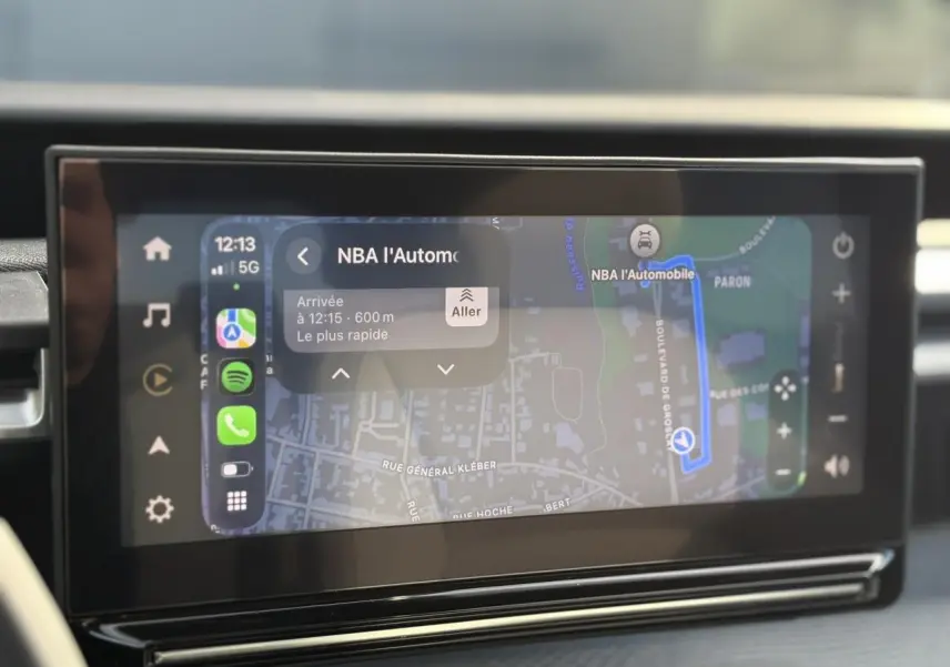 Écran tactile central du GPS du Citroën C3 Aircross Hybrid 2025, affichant un itinéraire en ville.