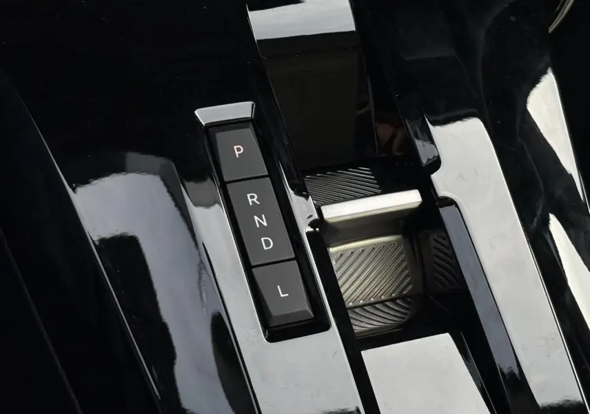 Gros plan sur la console centrale noire brillante avec sélecteur de boîte auto à boutons P, R, N, D, L du Citroën C3 Aircross.