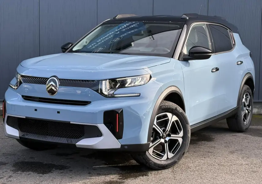 Citroën C3 Aircross Hybrid 2025 vue 3/4 avant en bleu Monte Carlo avec toit noir et jantes alliage 17 pouces.