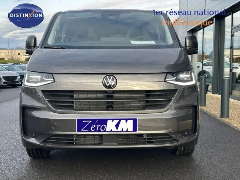 Vue frontale d’un Volkswagen Transporter FGN Procab gris 2025 avec phares LED et calandre noire distinctive.
