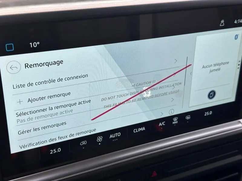 Écran tactile intérieur du Volkswagen Transporter FGN Procab 2025 montrant le menu de remorquage, vue rapprochée.