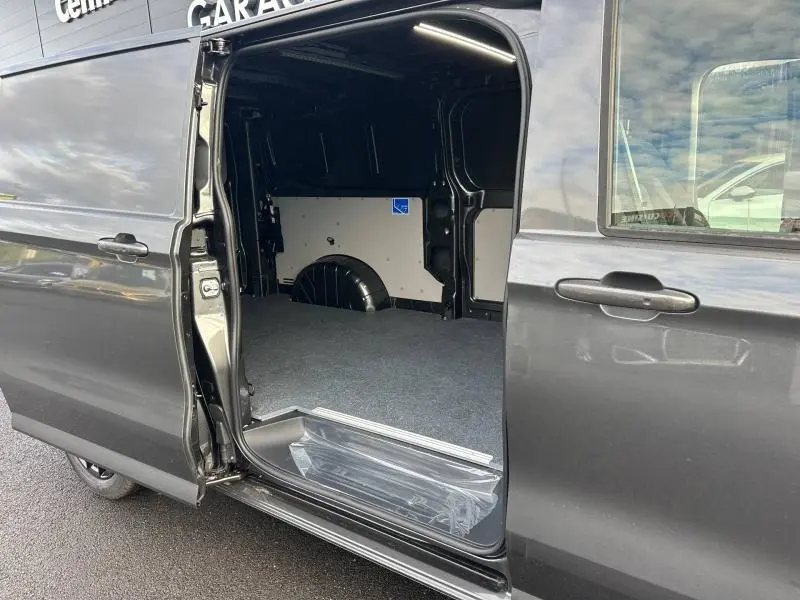 Vue latérale droite du Volkswagen Transporter Procab gris 2025 avec porte coulissante ouverte montrant l'espace de chargement vide.