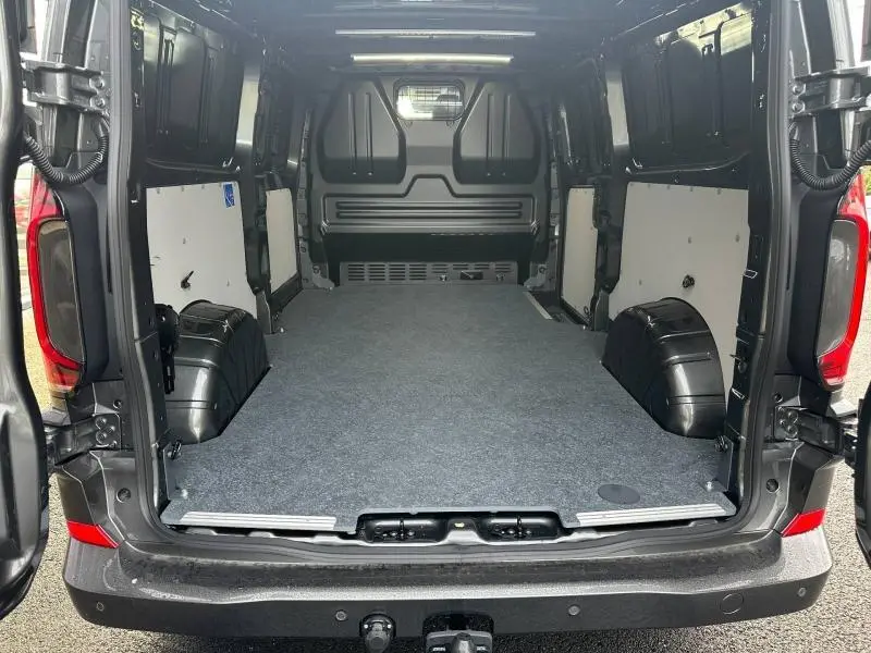 Vue arrière ouverte du Volkswagen Transporter FGN Procab gris 2025, montrant l’espace de chargement vide avec cloison en L.