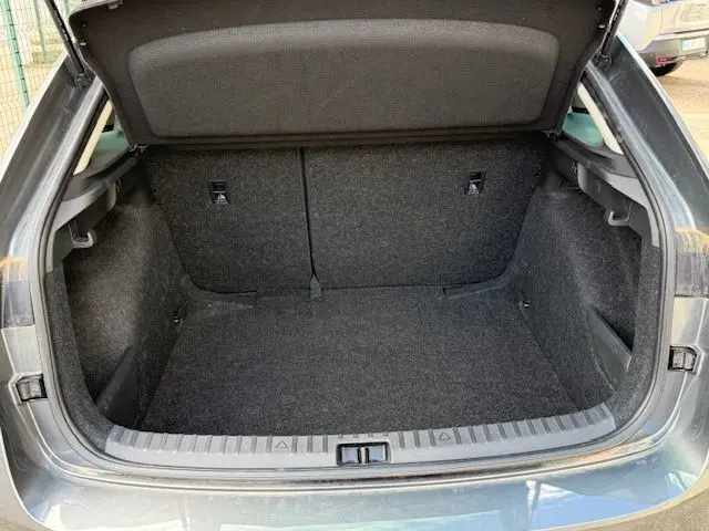 Coffre ouvert vu de l'arrière d'une Skoda Scala gris graphite 2025, montrant un espace de chargement propre et spacieux.