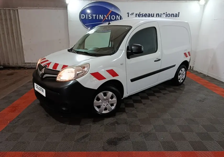 Renault Kangoo Extra R-Link blanc, vue 3/4 avant droit, avec bandes rouges de signalisation sur capot et côtés.