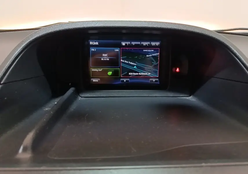 Écran tactile R-Link 7 pouces affichant la navigation 3D et la radio dans le tableau de bord du Renault Kangoo blanc.
