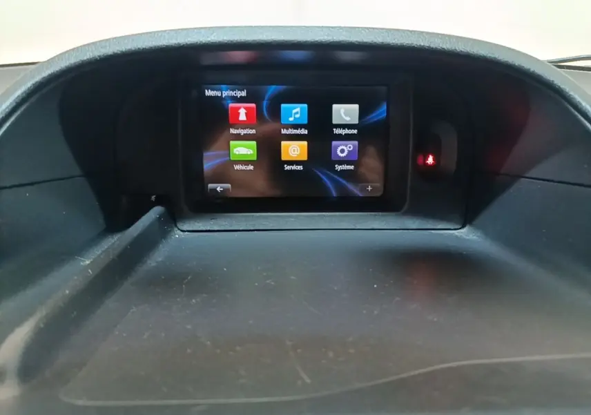 Écran tactile central du tableau de bord du Renault Kangoo 2020 affichant le menu principal multimédia.