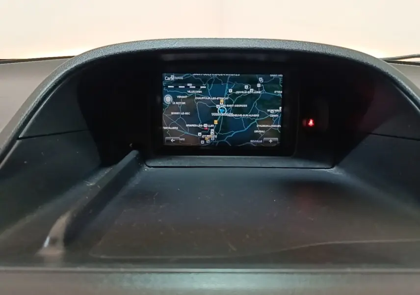 Écran tactile central affichant la navigation 3D dans l'habitacle du Renault Kangoo Extra R-Link 2020.