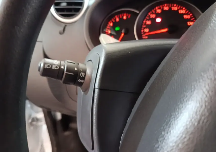 Gros plan sur le tableau de bord et le volant noir du Renault Kangoo 2020, avec compteurs rouges éclairés.