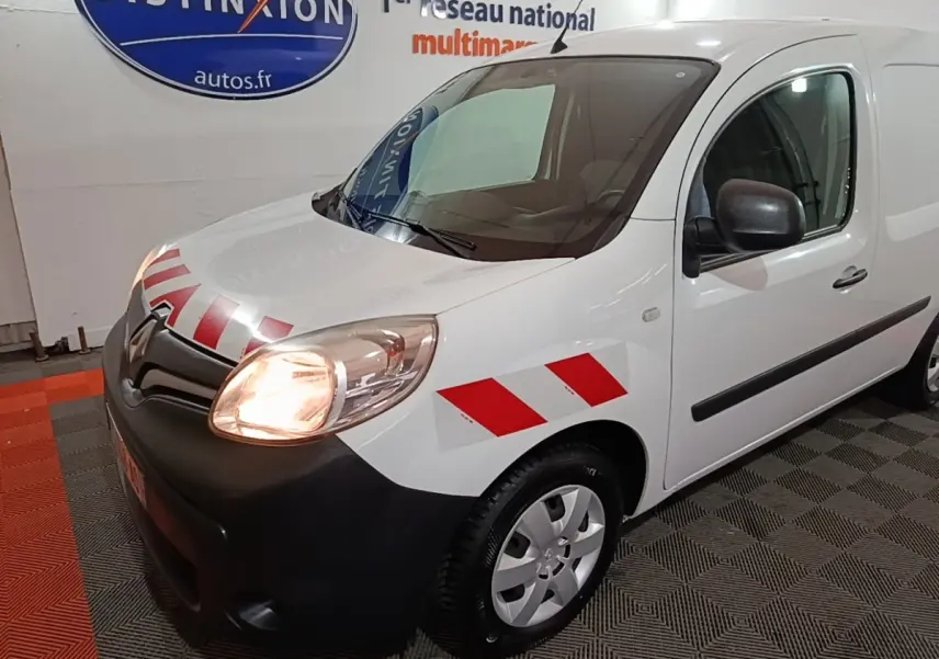 Renault Kangoo blanc vue 3/4 avant droit avec bandes rouges diagonales sur l'aile et capot noir mat.