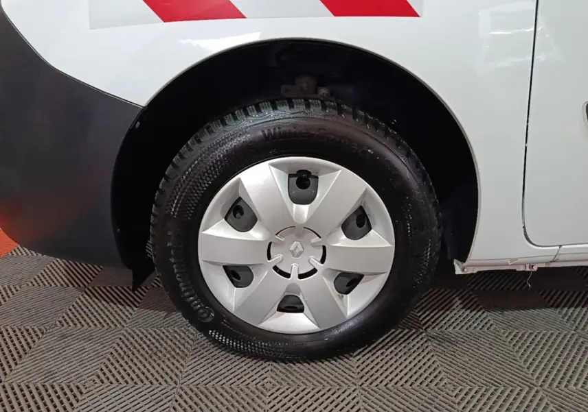 Gros plan sur la roue arrière droite blanche d’un Renault Kangoo Extra R-Link 2020 avec enjoliveur argenté et pneu hiver.
