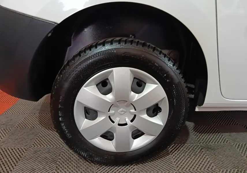 Gros plan sur la roue avant gauche blanche d’un Renault Kangoo Extra R-Link 2020 avec enjoliveur gris et pneu noir.