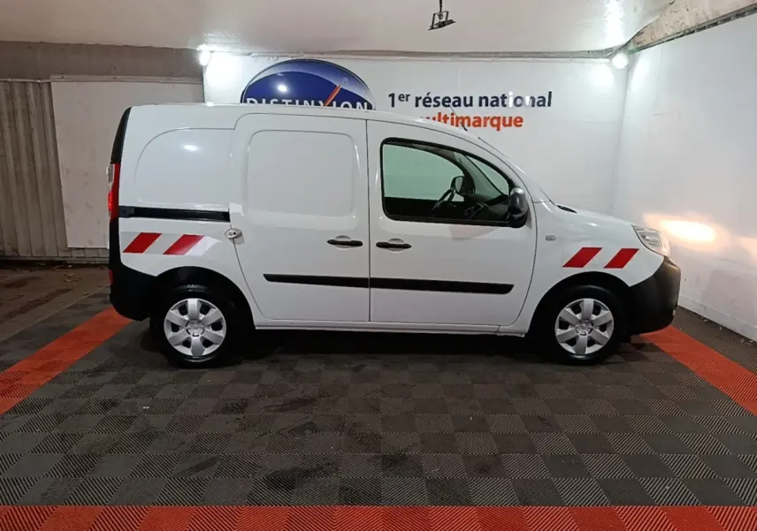Profil droit d'un Renault Kangoo blanc 2020 avec bandes réfléchissantes rouges sur ailes avant et arrière.