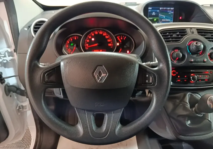 Vue intérieure centrée sur le volant noir de Renault Kangoo blanc 2020 avec tableau de bord et levier de vitesses manuel.