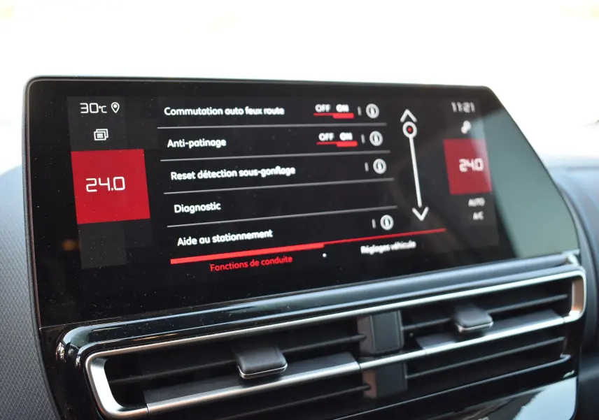 Écran tactile central du tableau de bord du Citroën C5 Aircross 2024 affichant les réglages d’aide à la conduite et climatisation.