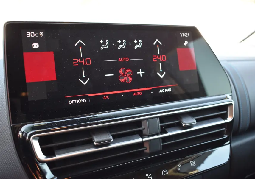 Écran tactile de climatisation affichant 24°C dans l’habitacle du Citroën C5 Aircross 2024, intérieur noir.