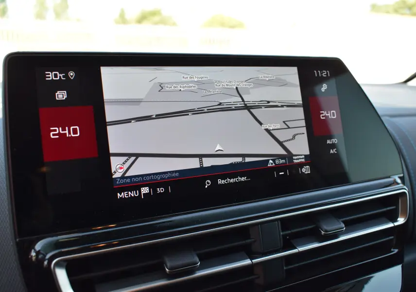 Écran tactile central du tableau de bord du Citroën C5 Aircross 2024 affichant la navigation et la climatisation à 24°C.