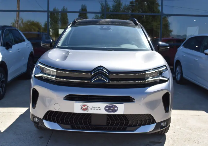 Vue frontale d’un Citroën C5 Aircross 2024 gris métallisé avec toit bi-ton noir et calandre distinctive.