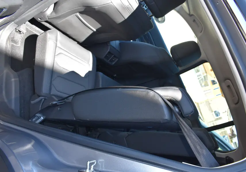 Vue intérieure côté gauche du Citroën C5 Aircross 2024, siège arrière amovible relevé, sellerie noire.
