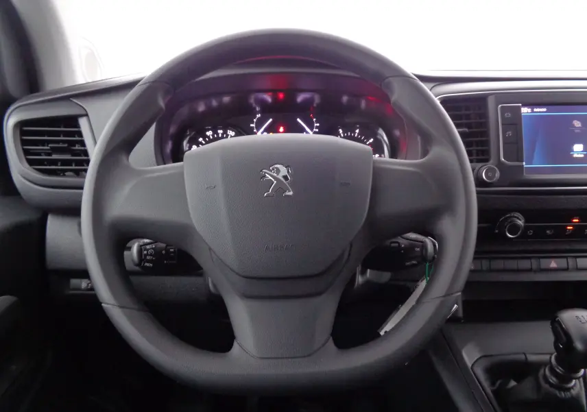 Vue frontale du volant Peugeot noir avec tableau de bord et écran tactile du Expert Cabine Approfondie 2023.