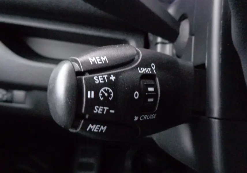 Gros plan sur la commande de régulateur de vitesse noire du Peugeot Expert Cabine Approfondie 2023, finition Confort Plus.
