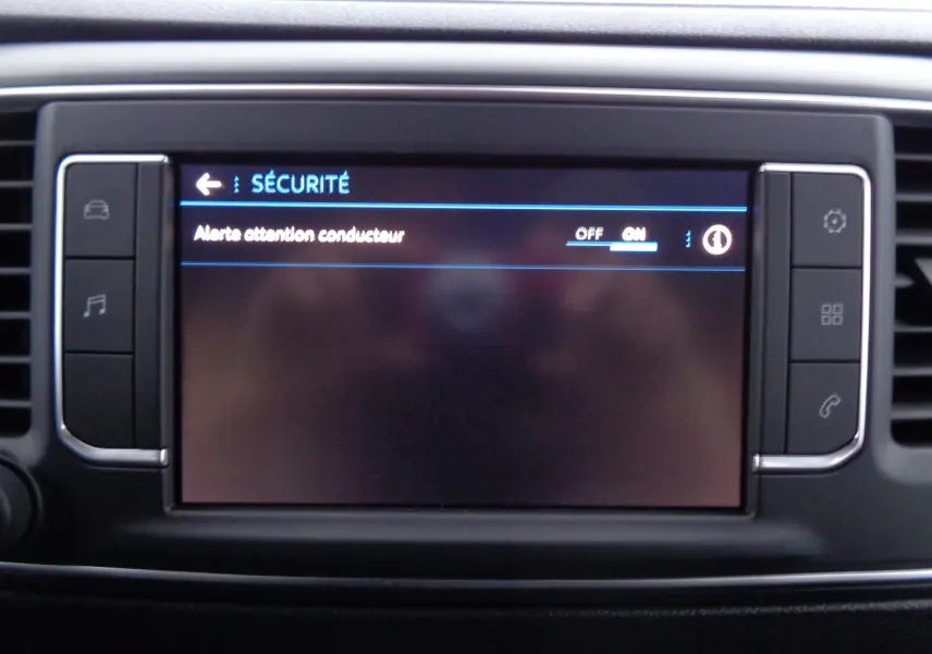 Écran tactile du système multimédia du Peugeot Expert Long 2023 affichant le menu sécurité avec alerte conducteur activée.