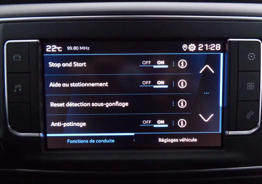 Écran tactile central du Peugeot Expert Long 2023 affichant les réglages d'aide à la conduite avec options Stop and Start et anti-patinage activées.
