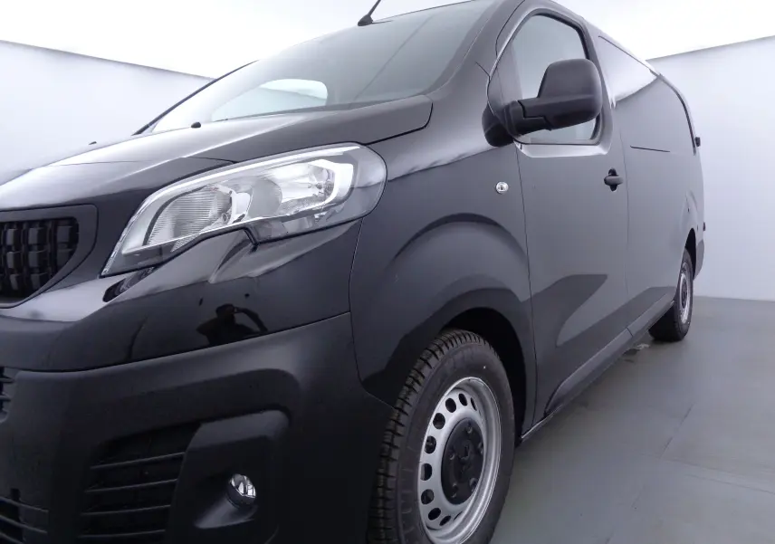 Vue 3/4 avant droit d'un Peugeot Expert Cabine Approfondie noir perle métal avec jantes acier et carrosserie lisse.