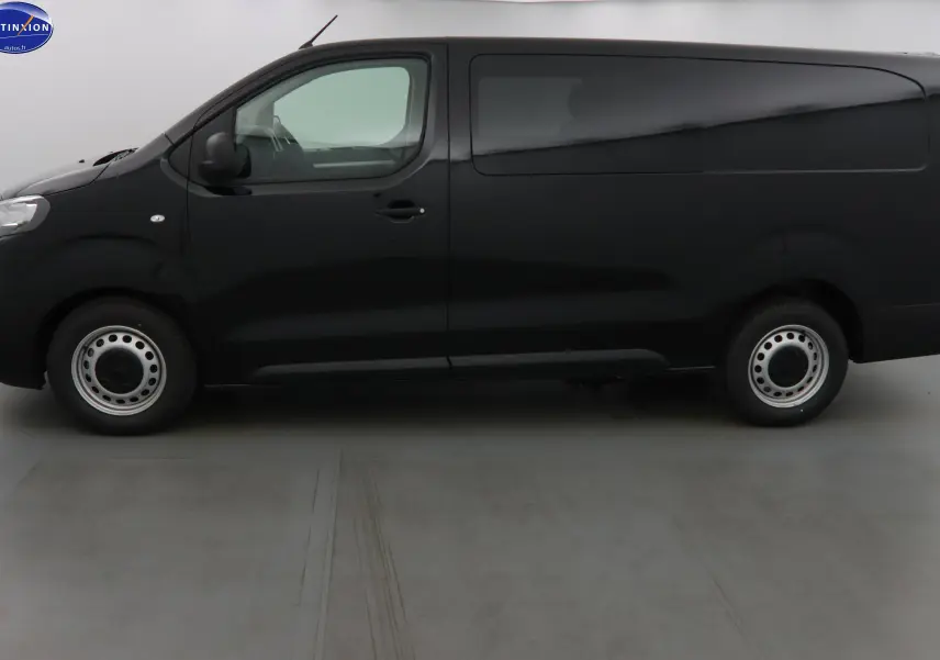 Profil côté gauche d'un Peugeot Expert Cabine Approfondie noir perle métal, version longue utilitaire 2023.