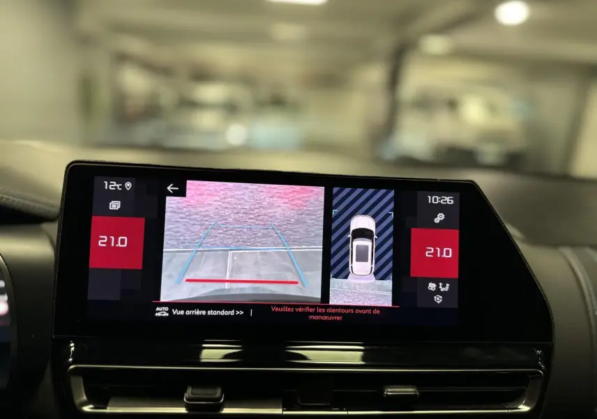 Écran tactile intérieur montrant la caméra de recul et l'affichage 360° du Citroën C5 Aircross noir.