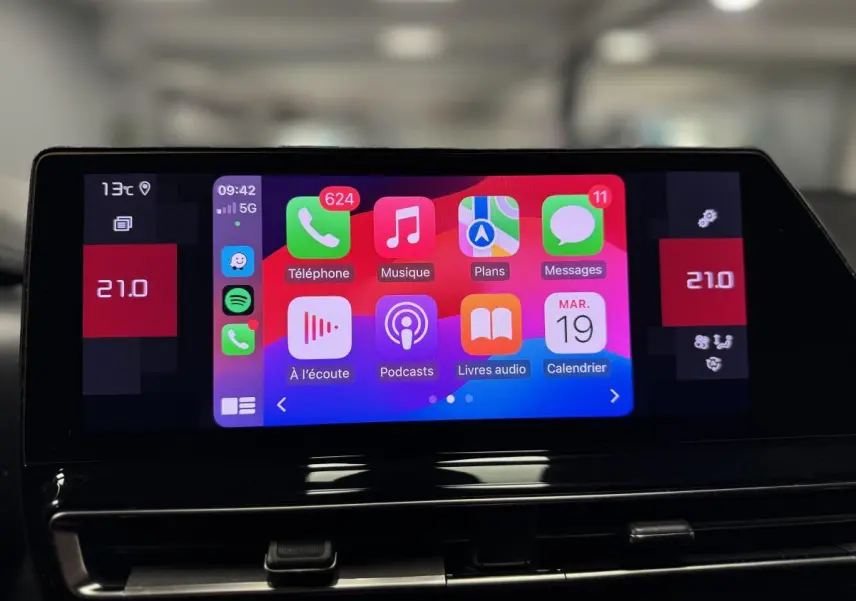 Écran tactile central du tableau de bord du Citroën C5 Aircross 2022 affichant Apple CarPlay et commandes climatisation à 21°C.