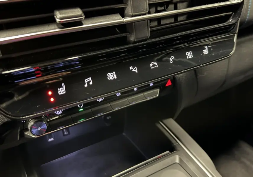 Gros plan sur la console centrale noire du Citroën C5 Aircross 2022, avec commandes tactiles et sièges chauffants activés.