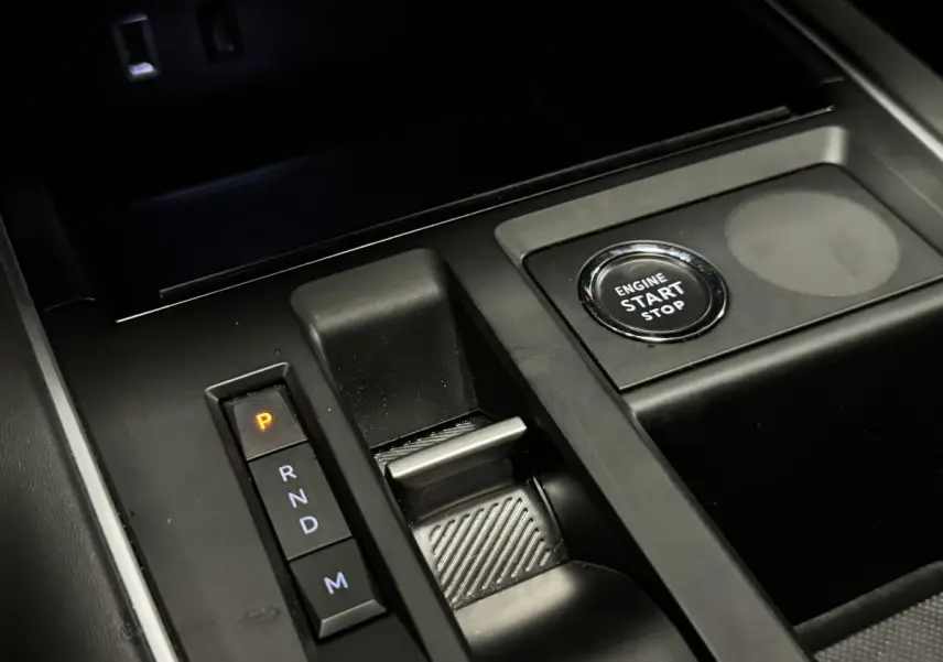 Gros plan sur la console centrale noire du Citroën C5 Aircross 2022 avec bouton start/stop et commande de boîte automatique.