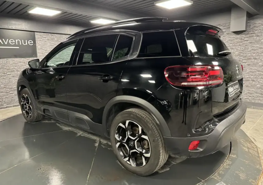 Vue 3/4 arrière droite du Citroën C5 Aircross noir nacré avec jantes alliage bi-ton et vitres surteintées.