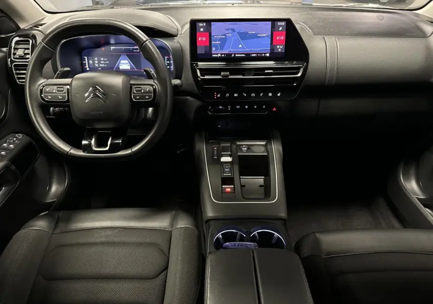 Intérieur noir du Citroën C5 Aircross 2022, vue frontale sur le tableau de bord avec écran tactile et volant cuir.
