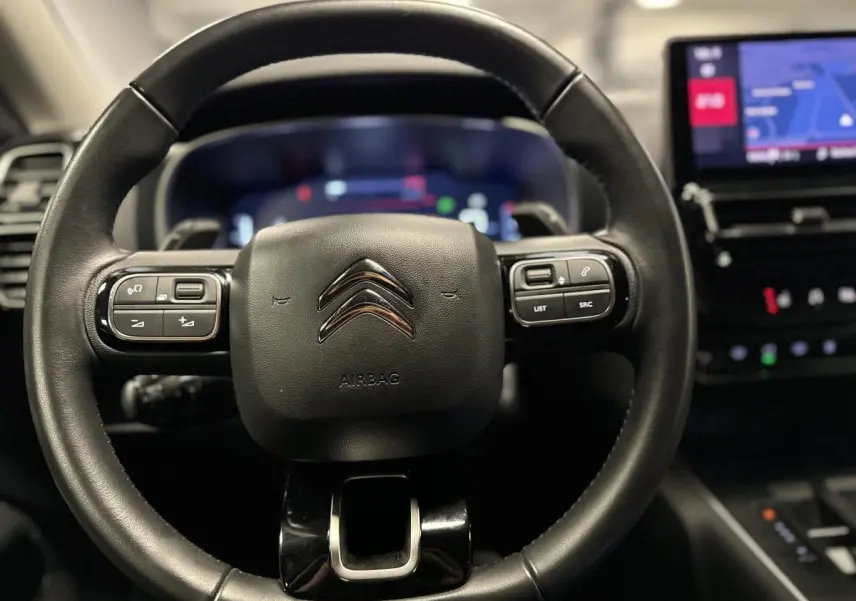 Volant en cuir noir avec logo Citroën, vue frontale du poste de conduite du C5 Aircross 2022 avec écran tactile visible.