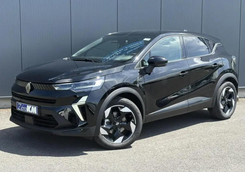 Renault Captur 2025 noir étoile en 3/4 avant droit, avec jantes aluminium 18 pouces et calandre moderne noire.
