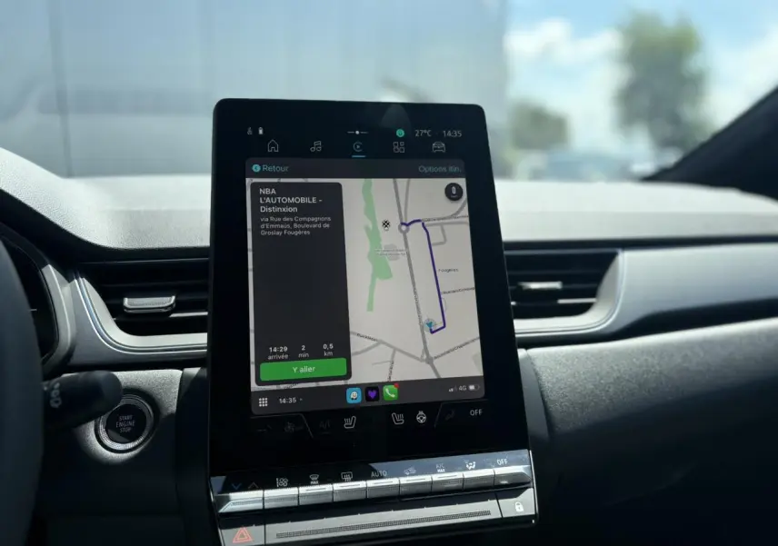 Vue rapprochée de la console centrale du Renault Captur 2025, écran tactile affichant la navigation GPS.