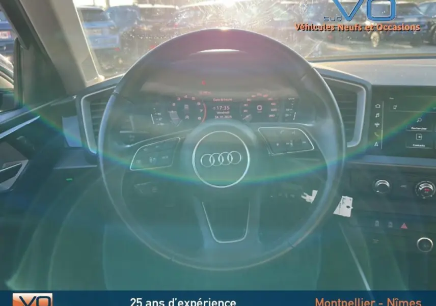 Vue centrée sur le volant cuir et le cockpit numérique de l'Audi A1 Sportback 2019, ambiance intérieure moderne.