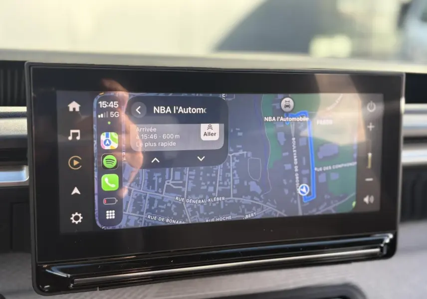 Écran tactile GPS 10,25'' du tableau de bord du Citroën C3 Aircross Hybrid 2025, ambiance gris clair.