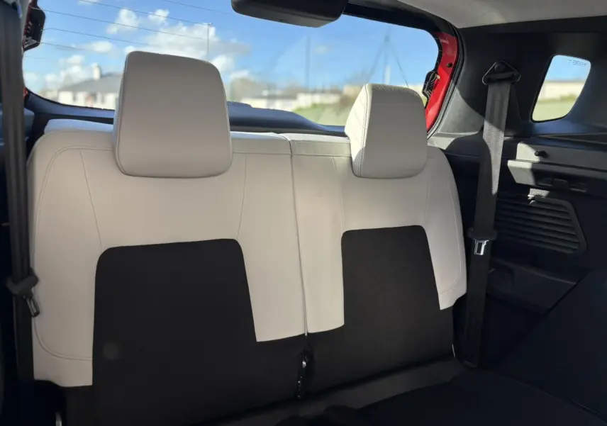 Vue arrière intérieure sur la banquette 2 places arrière en cuir clair et tissu noir du Citroën C3 Aircross Rouge Elixir.
