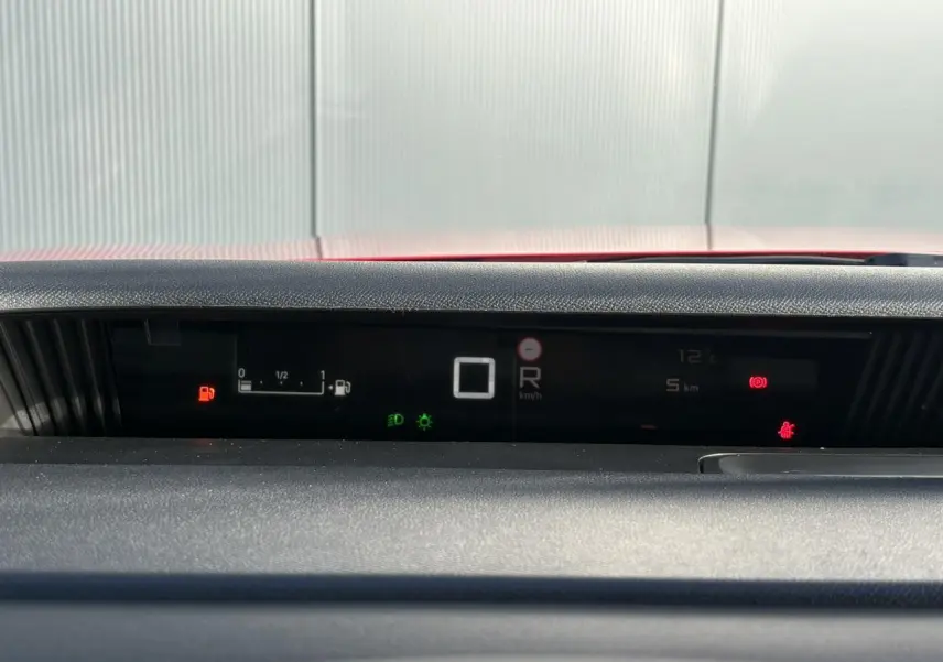 Tableau de bord numérique de Citroën C3 Aircross Hybrid 2025 montrant vitesse, jauge carburant et voyants allumés.