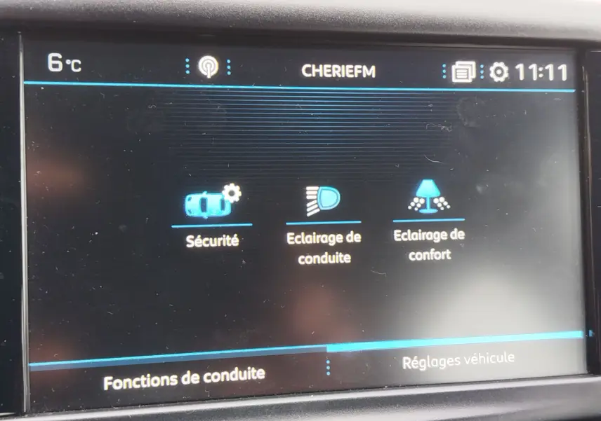 Écran tactile intérieur de la Peugeot 208 noir Perla Nera 2019 affichant les réglages de conduite et éclairage.