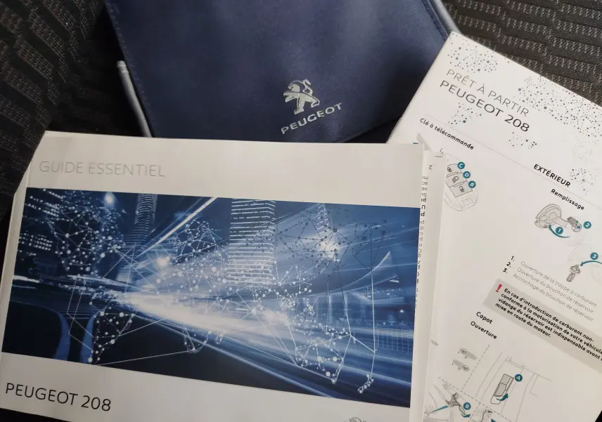 Image montrant des documents et un étui bleu Peugeot, sans véhicule visible.