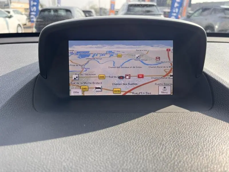 Écran multifonction couleur affichant la navigation GPS, intégré au tableau de bord de l'Opel Mokka blanc Glacier.