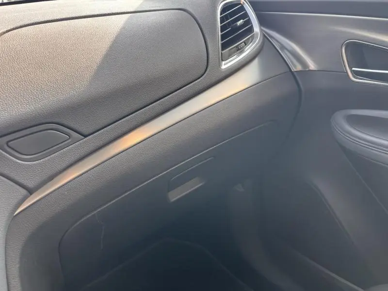 Vue intérieure côté passager de l'Opel Mokka 2015, tableau de bord noir avec insert chromé et aérateurs argentés.