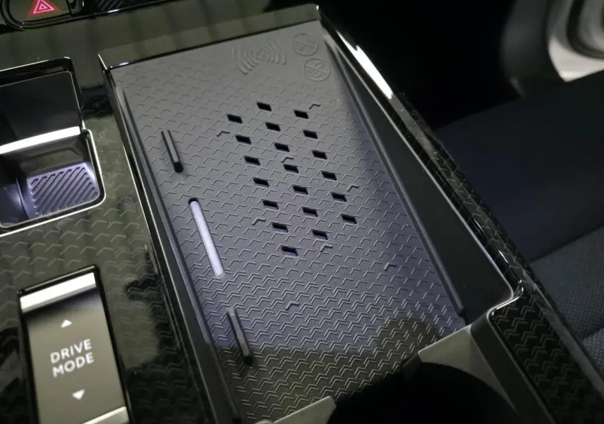 Gros plan sur la console centrale noire du Citroën C5 Aircross 2026, avec zone de charge sans fil et bouton Drive Mode.